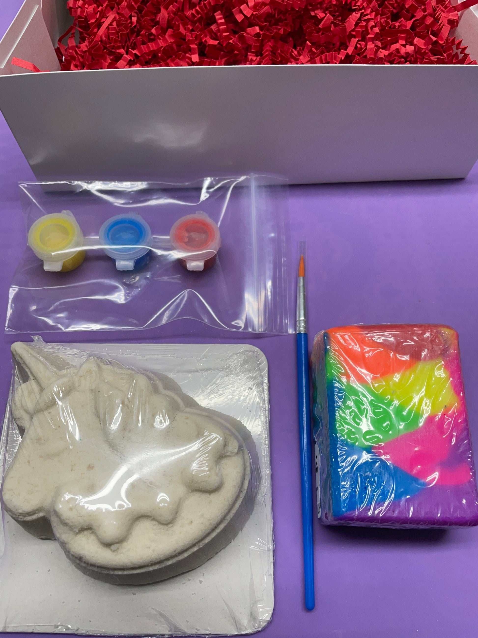 A photo showing the gift set out of the box.