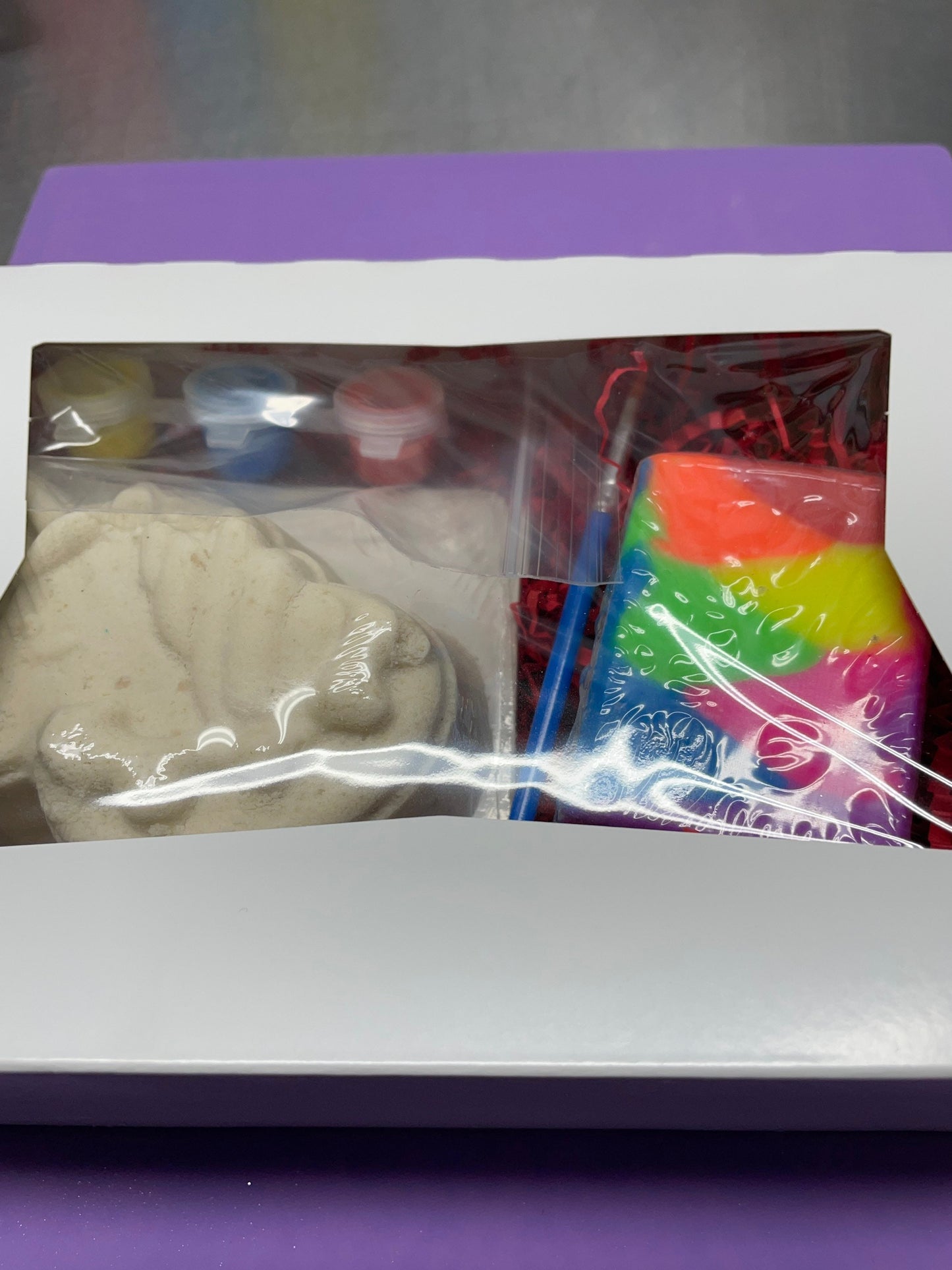 A photo of the gift box with the cover closed.